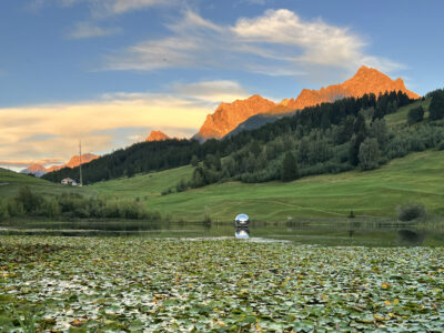 Not Vital Moon 5 © 2026 Gianluca Piroli Opera di Not Vital a forma di luna nel lago a Tarasp