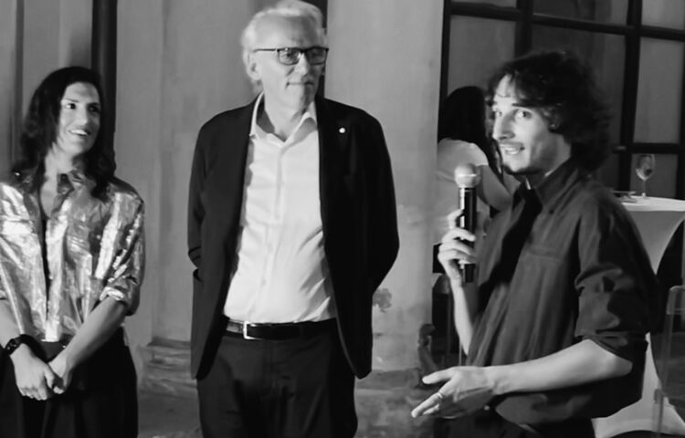 La fotografa Sara Allegrini, l’architetto e designer Massimo Iosa Ghini e Michelangelo Piroli, portavoce di The Roadrunners, durante la presentazione della mostra HURBANA a Palazzo Isolani, Bologna.